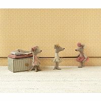Dance mouse in daybed, Little sister
