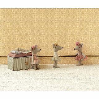 Dance mouse in daybed, Little sister